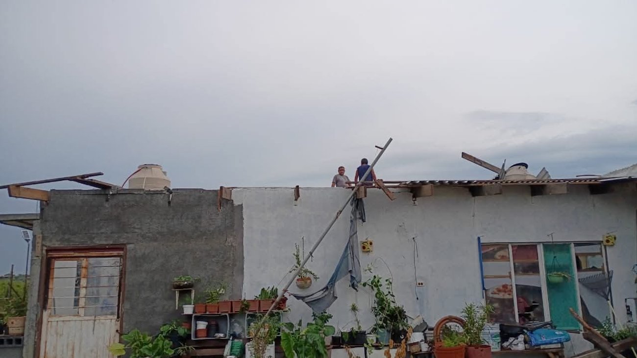 Tromba arranca techos y daña viviendas en Montemorelos