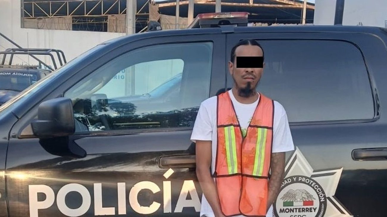 Detienen a hombre con camioneta robada en Monterrey