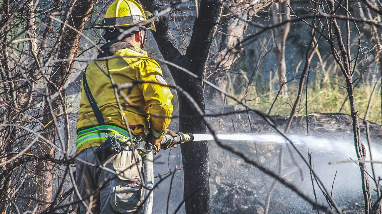 Incendio consume terreno baldío al sur de Monterrey