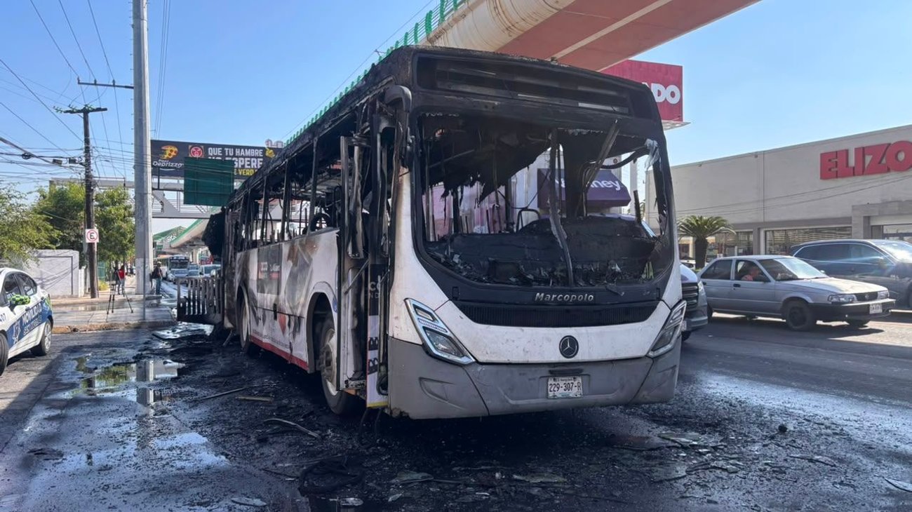Se incendia camión de la Ruta 221 sobre avenida Universidad