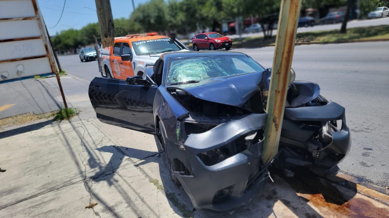 Pierde el control y choca contra dos postes en Guadalupe