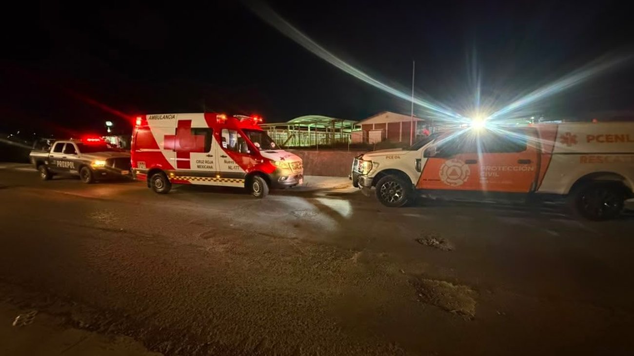 Muere conductor tras caer con su auto a canalón en Escobedo