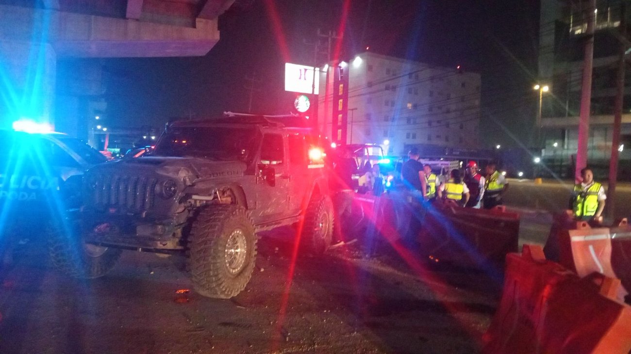 Chocan Jeep durante la madrugada en Apodaca; no hay lesionados