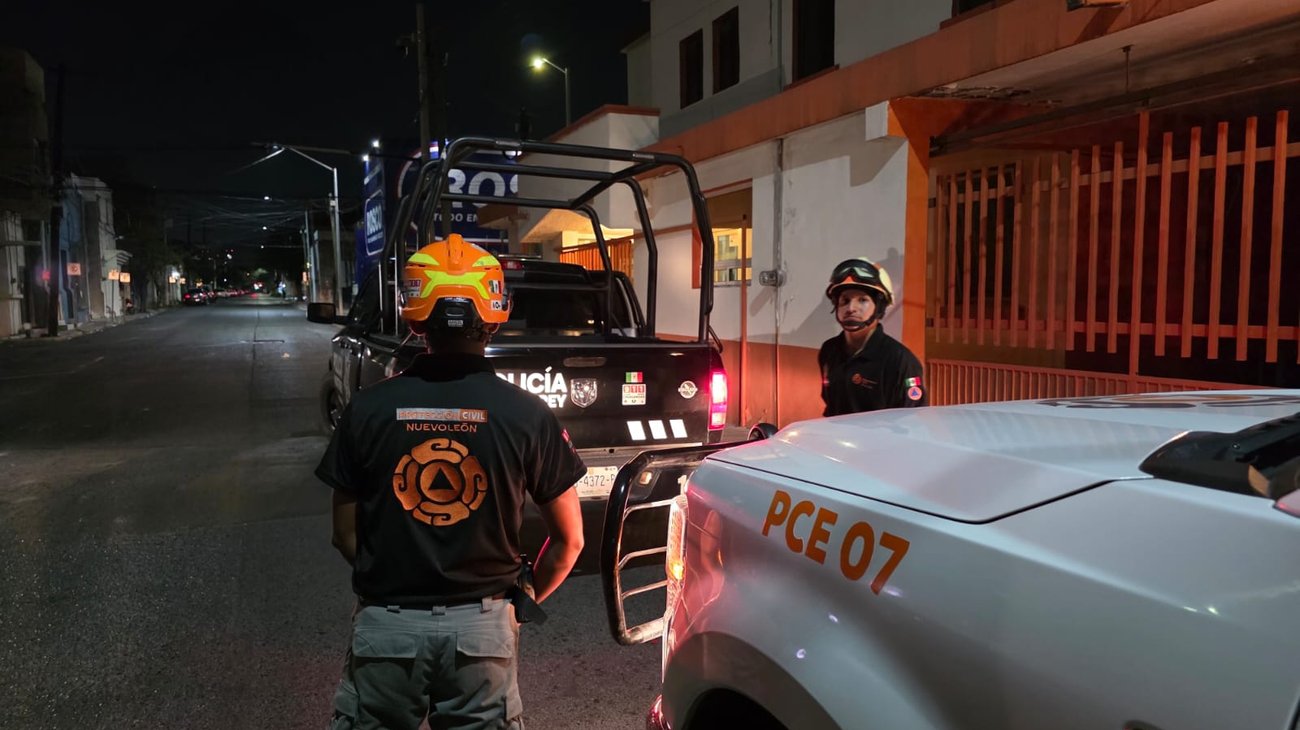 Rescatan a hombre que subió a antena de 20 metros en Monterrey