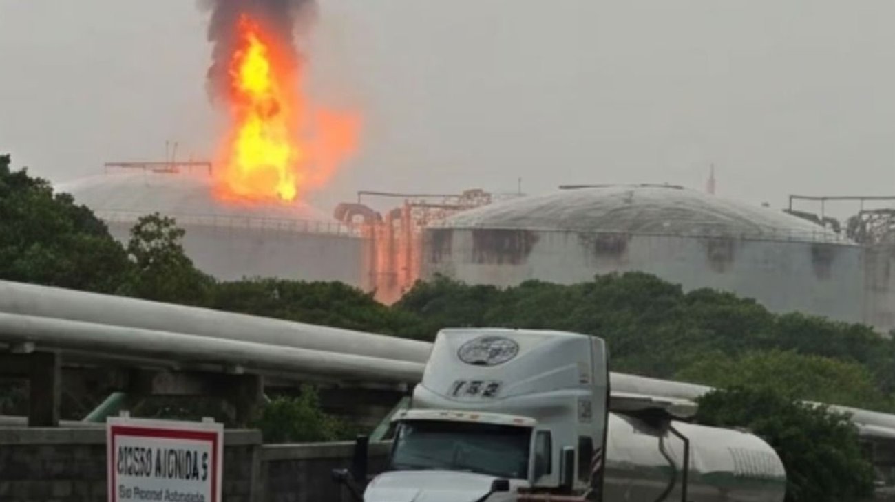 Tormenta eléctrica provoca incendio en terminal de Pemex
