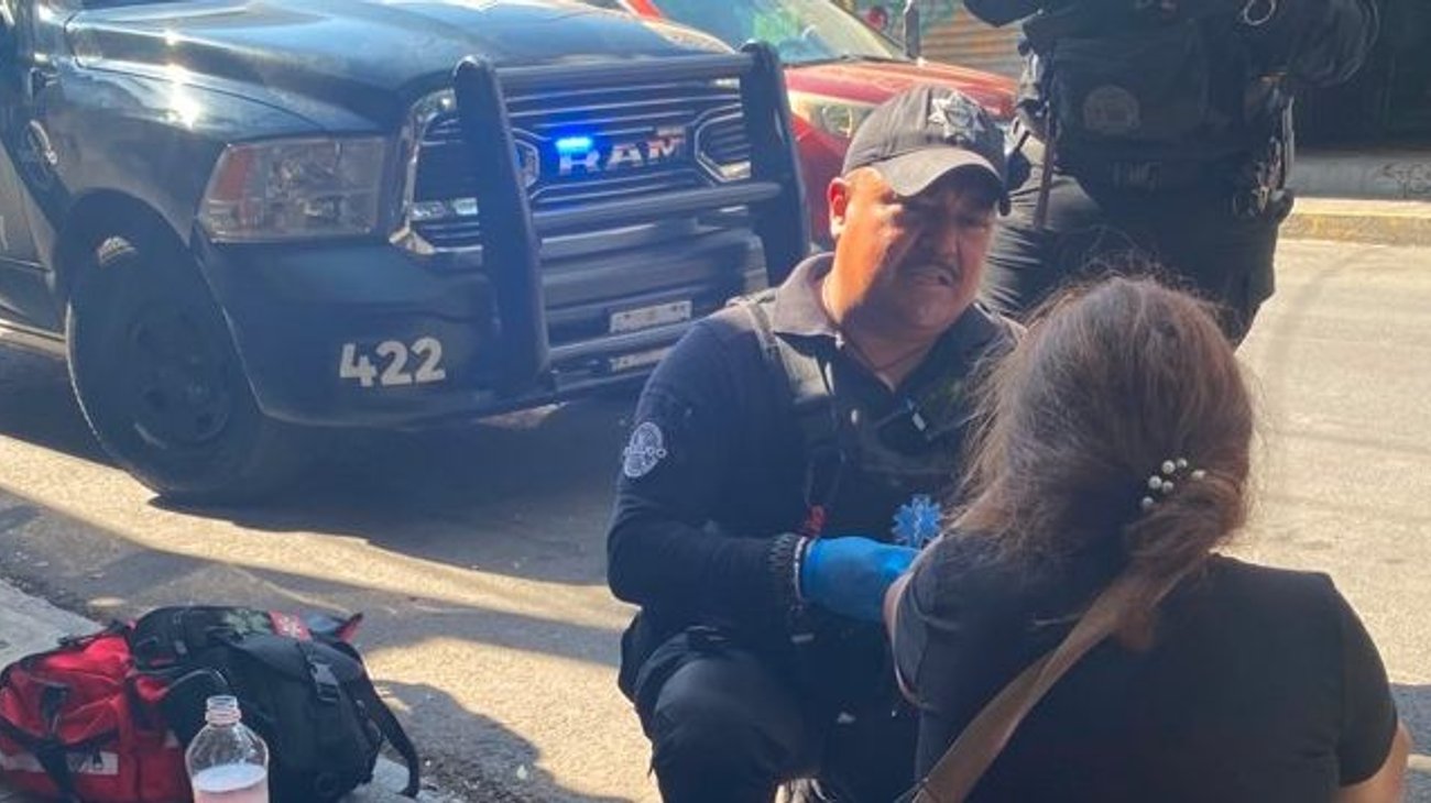 Auxilian policías a mujer que sufrió caída en Centro de Monterrey