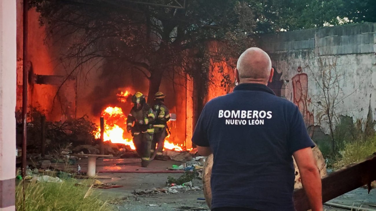 Incendio en terreno abandonado moviliza a cuerpos de emergencia