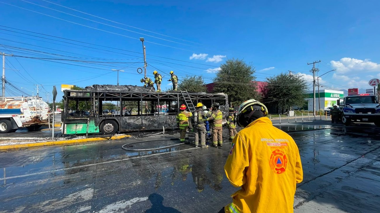 Incendio consume unidad de Transmetro en San Nicolás