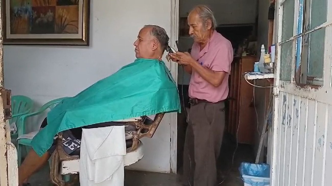 Don Guillermo mantiene viva la peluquería tradicional