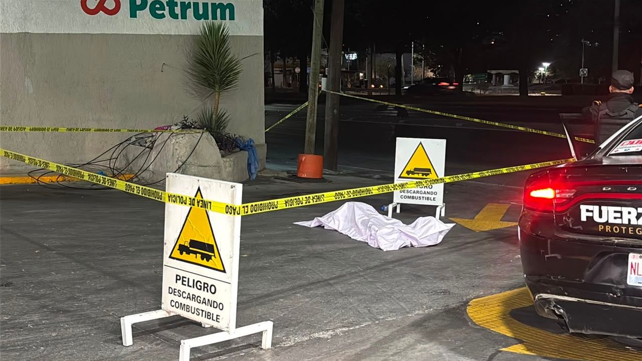 Hombre muere en gasolinera de Ciudad Satélite; investigan deceso