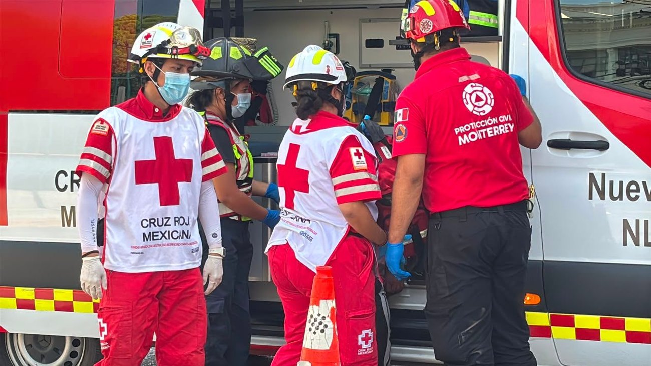 Mujer se desvanece y queda tendida en el Centro de Monterrey