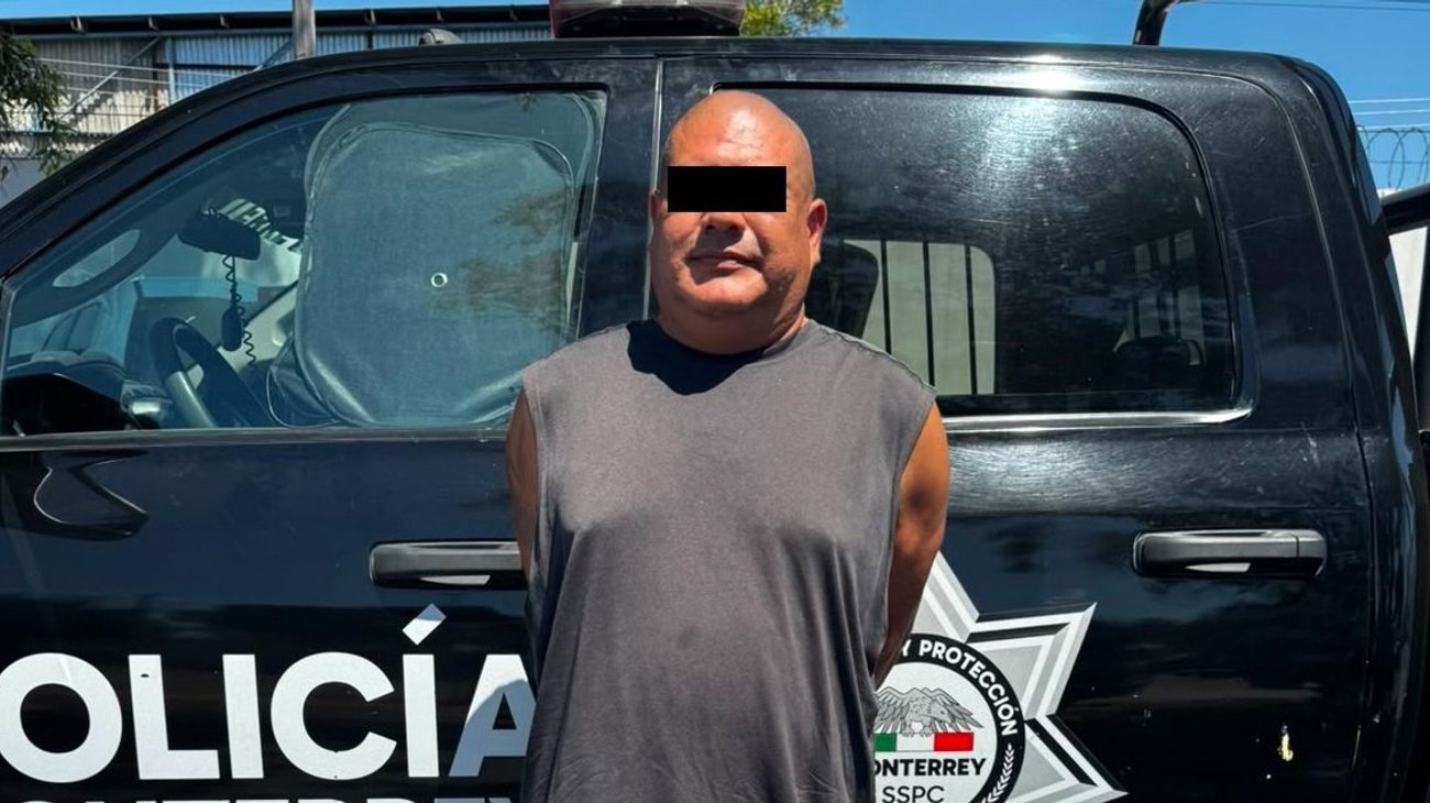 Detienen a hombre por agredir a policía de Monterrey