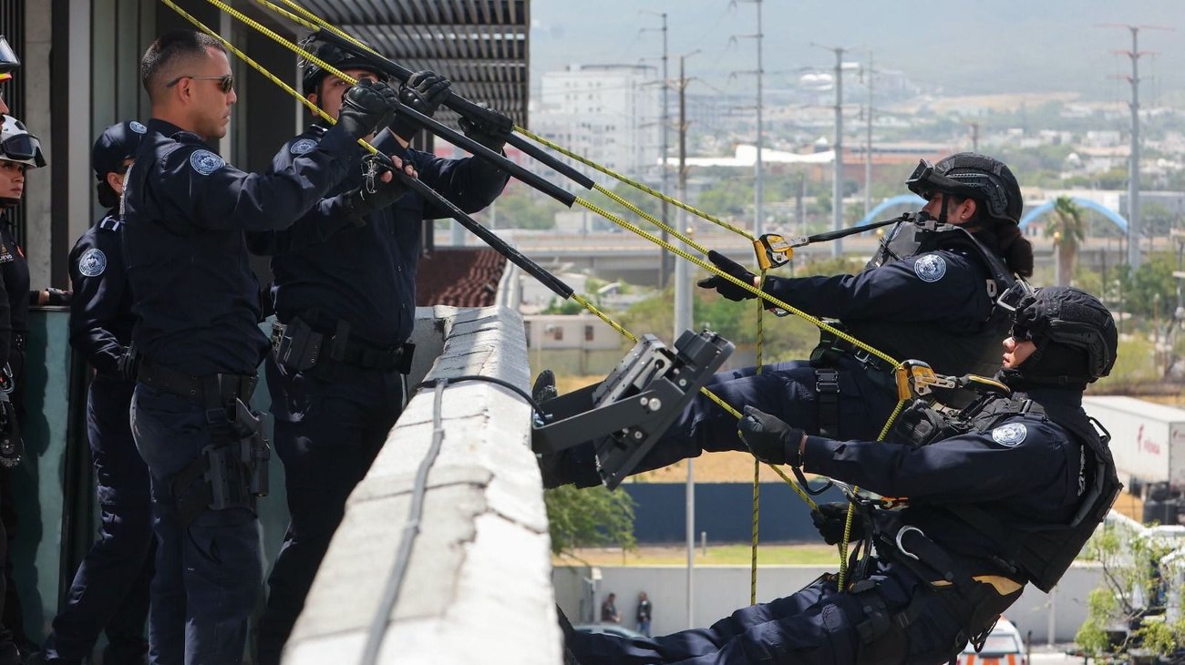 Capacitan a Policía de San Pedro en técnicas de combate urbano