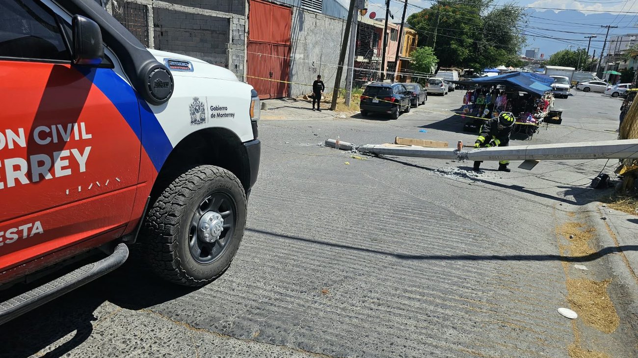 Cae poste de concreto sobre hombre en Monterrey 