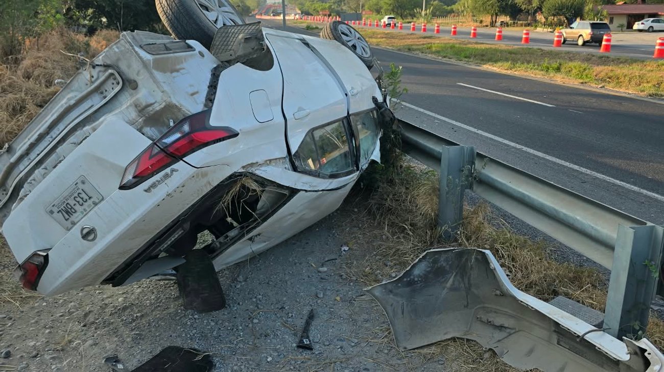 Pareja escapa tras volcar en la Carretera Nacional