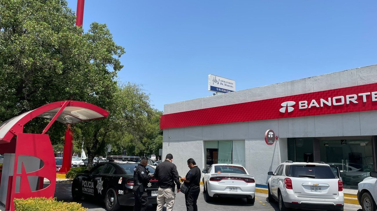 Investigan falso reporte de asalto dentro de banco