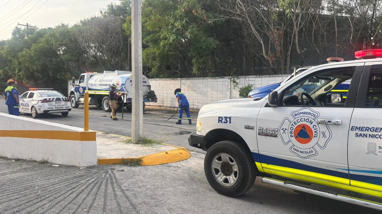Incendio en baldío amenaza con alcanzar gasolinera en San Nicolás