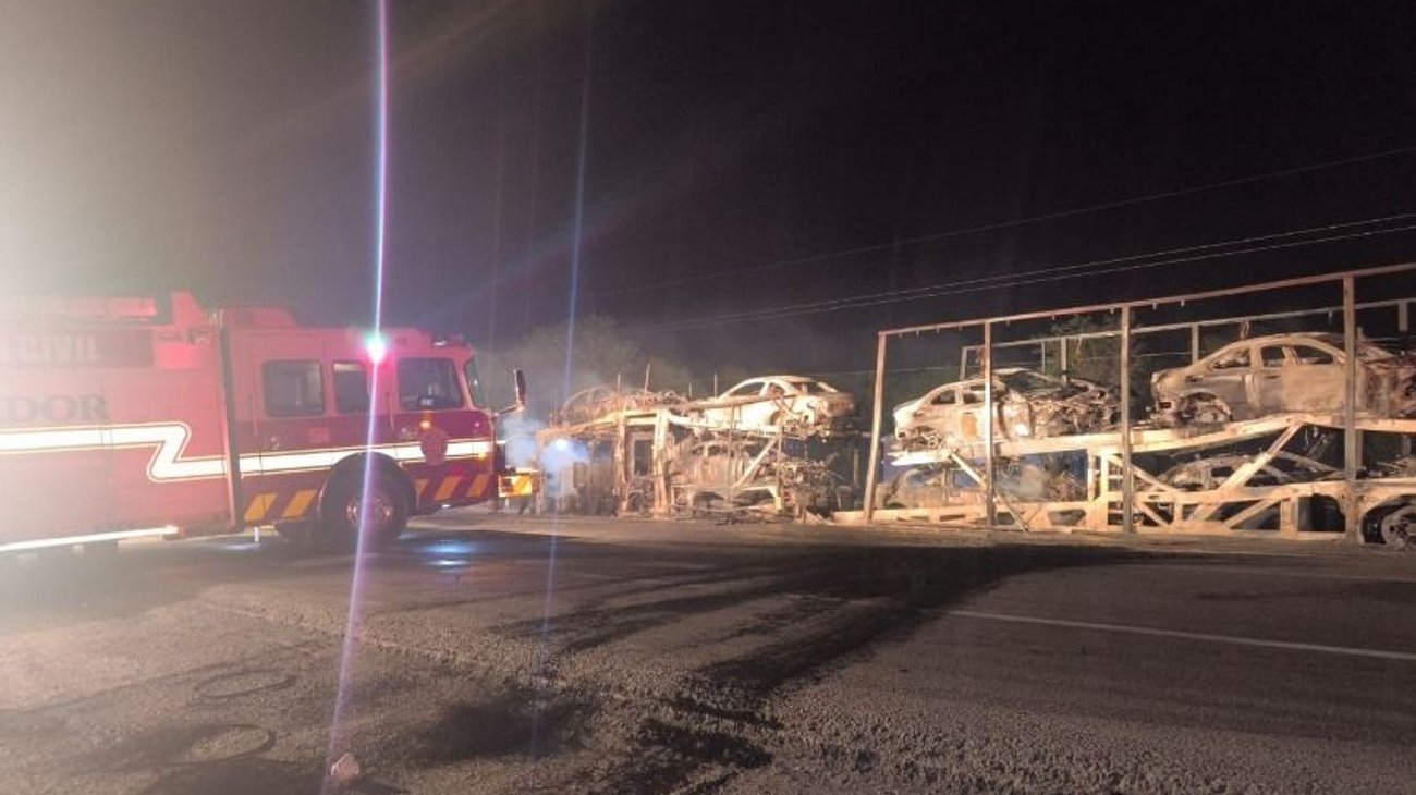 Tractocamión se incendia y destruye nueve vehículos en Victoria