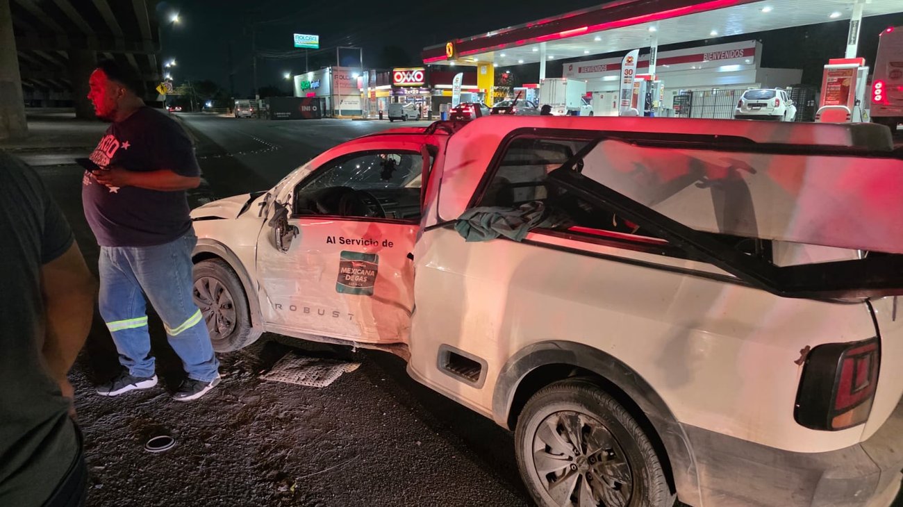 Camión urbano choca contra unidad de Mexicana de Gas en Escobedo