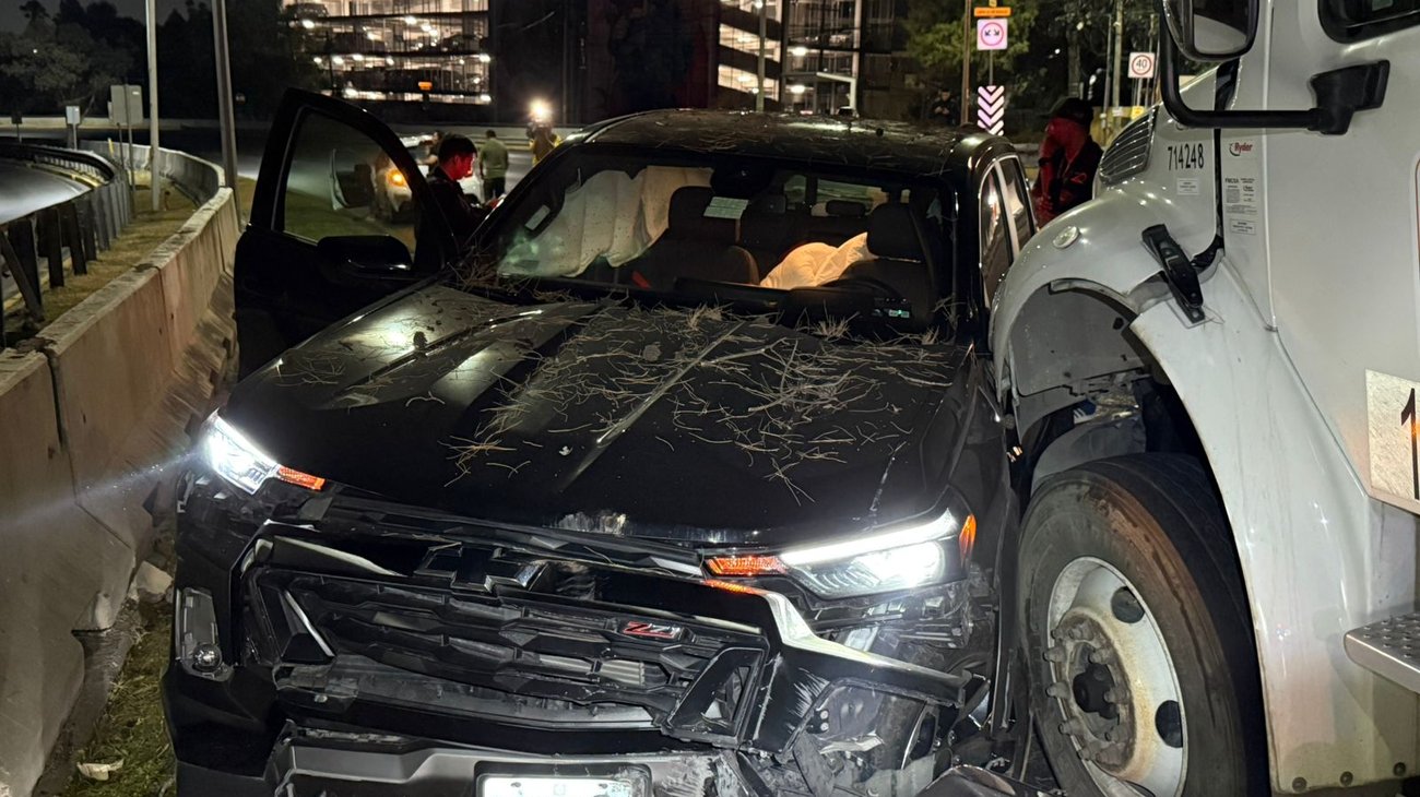 Camioneta choca contra camión y termina contra muro en Garza Sada
