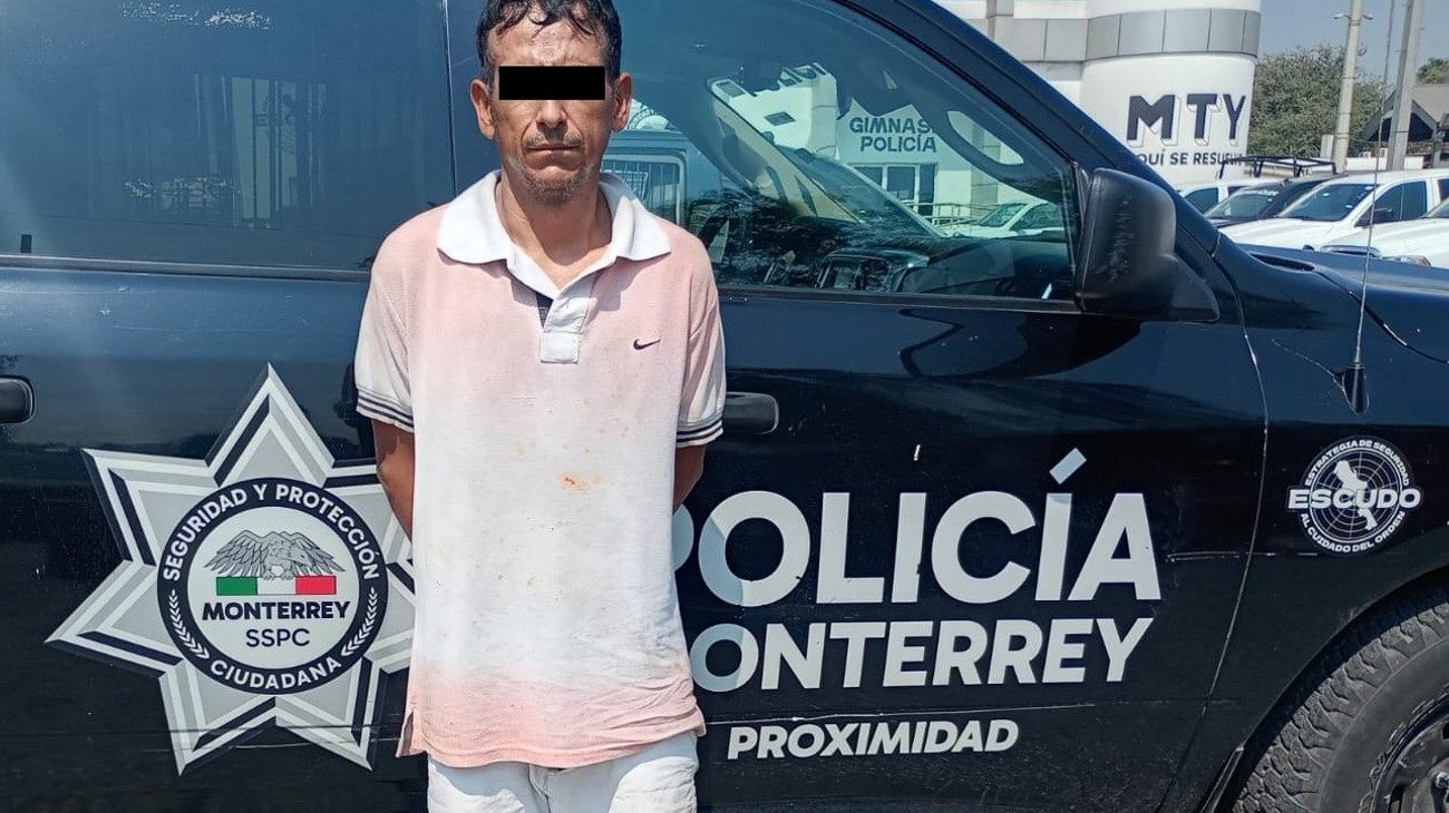 Detienen a hombre acusado de golpear a su madre en Monterrey