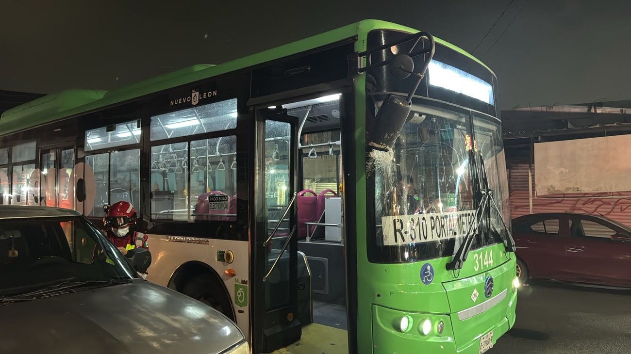 Ruta urbana choca contra puesto de tacos en Monterrey