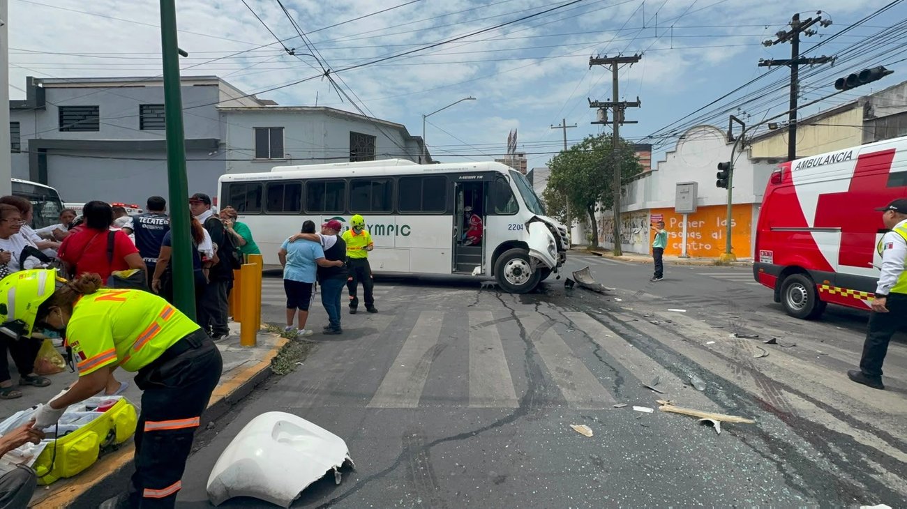 Choca camión con morenistas; Olympic suma otro accidente