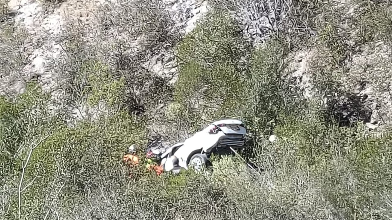 Mujer termina lesionada tras desbarrancar su auto en Iturbide