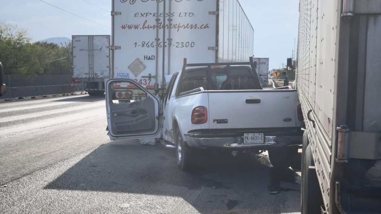 Conductor resulta lesionado tras impactarse contra un tráiler