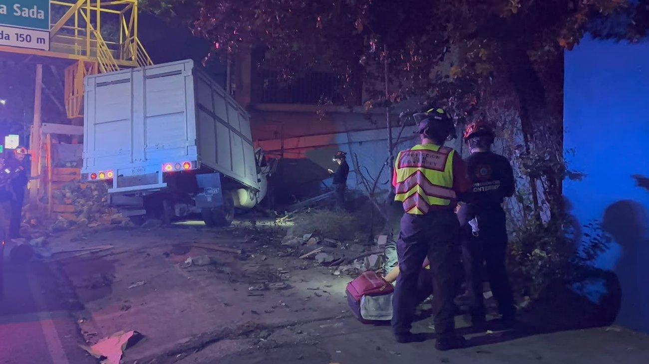 Pierde el control y se estrella contra muro en Morones Prieto