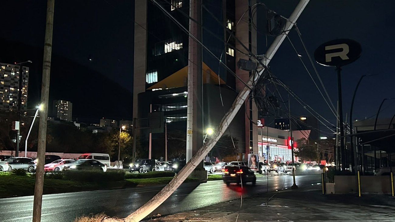 Ventarrón derriba poste de concreto al sur de Monterrey