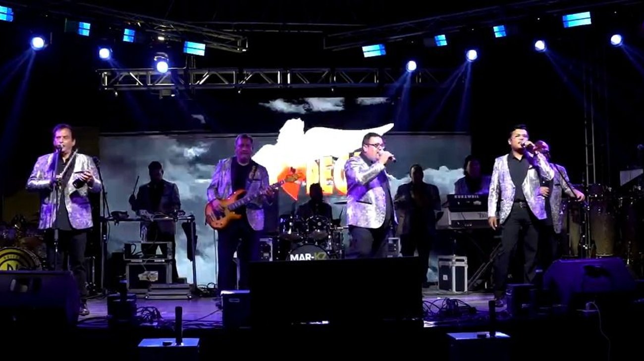 Familias de Juárez celebran noche mexicana en Plaza Principal