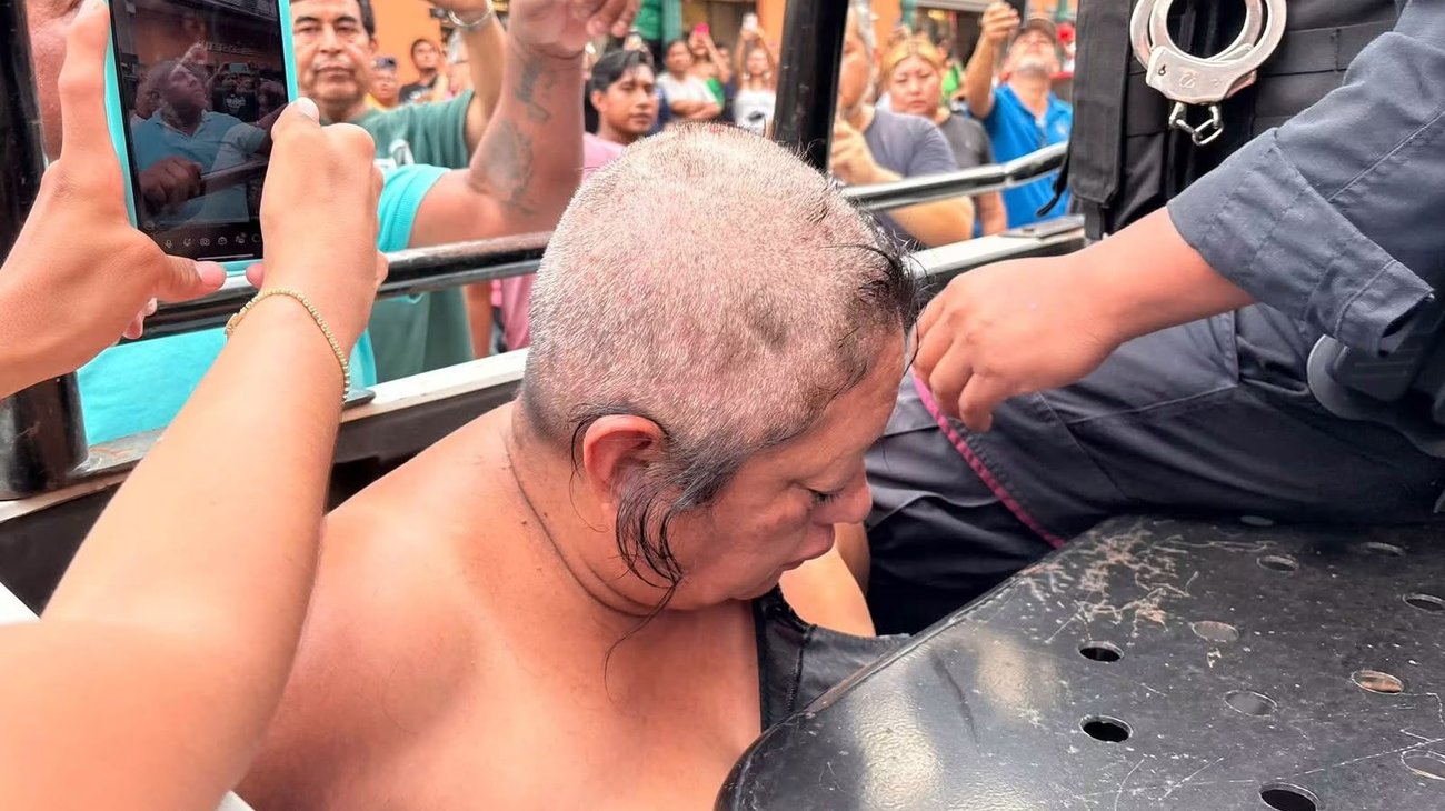 Comerciantes someten y rapan a presunta ladrona en Tampico