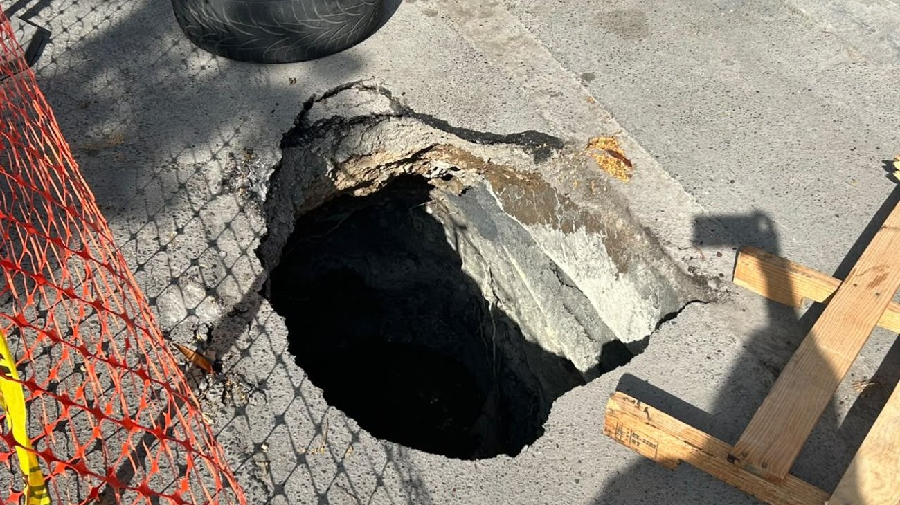 Alertaron por hundimiento y camión de basura cae en socavón