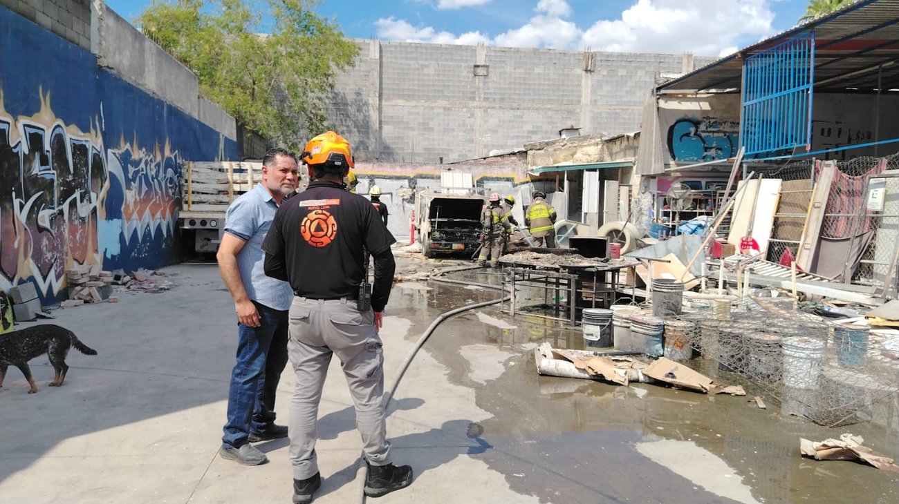 Camioneta se incendia por chispa en motor en Monterrey
