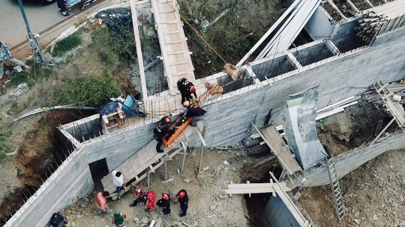 Cae joven a barranco de 7 metros en Monterrey