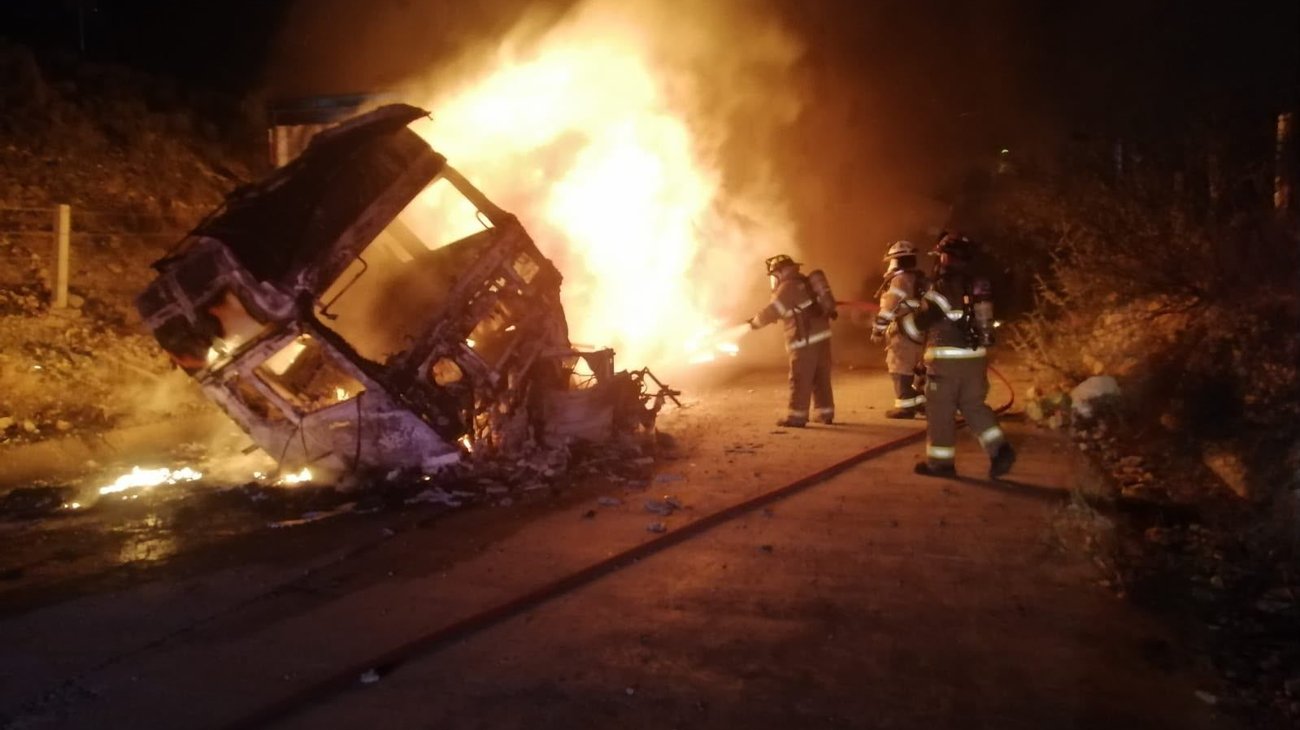 Conductor queda gravemente herido tras incendiar tráiler 