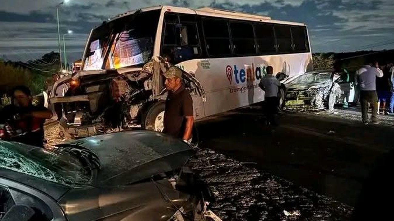 Choque entre transporte de personal y dos autos dejan lesionados