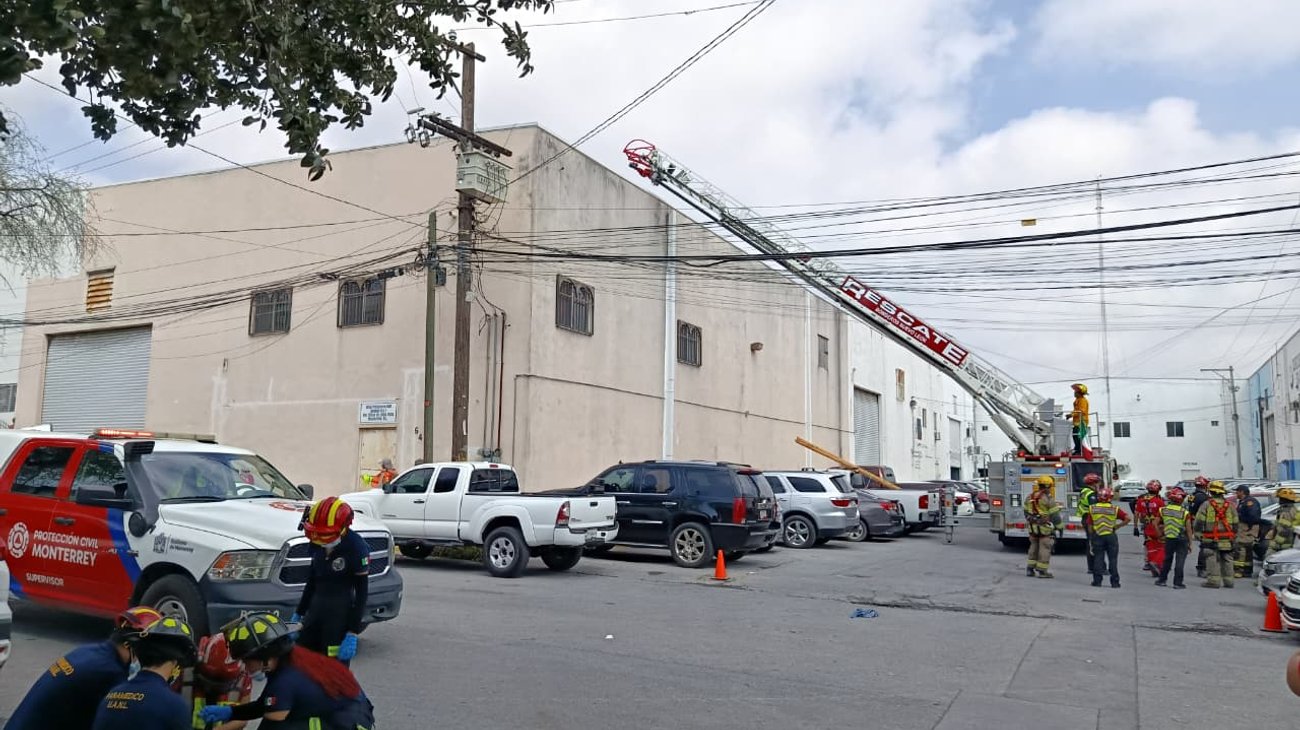 Se electrocuta trabajador sobre techo de bodega en Guadalupe