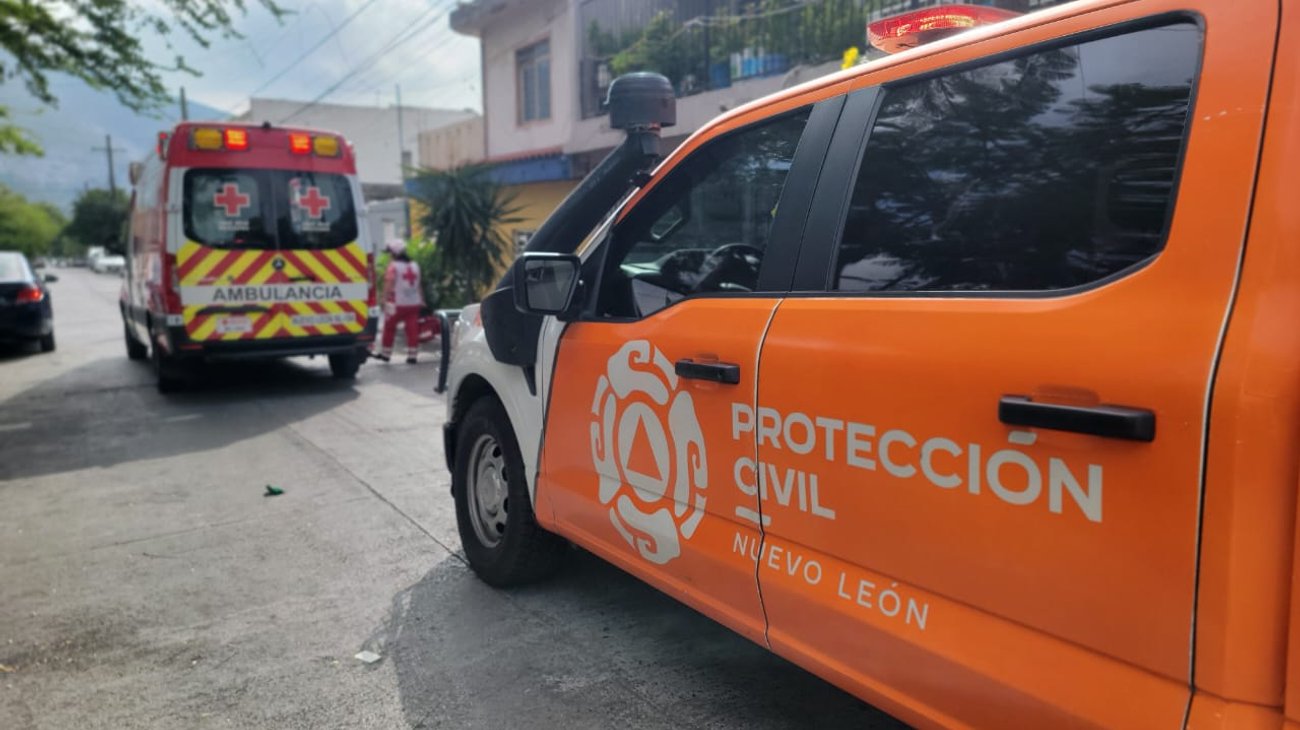 Atienden a persona por caída de tres metros en Monterrey