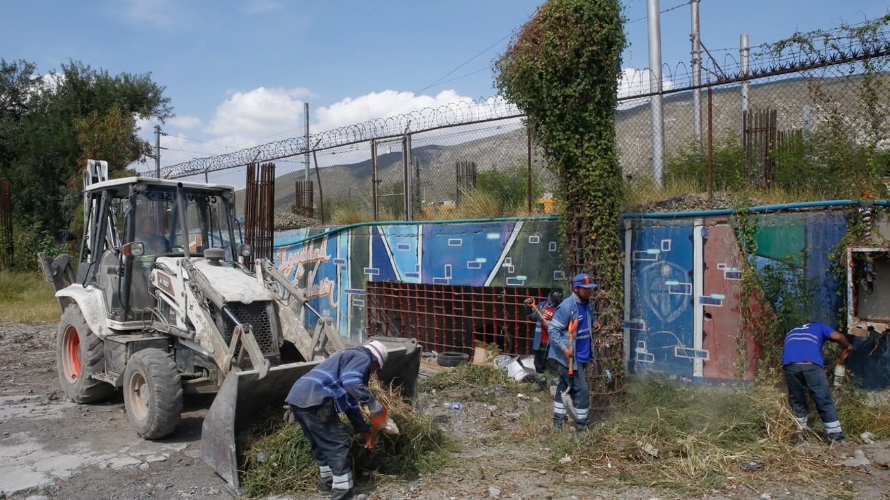 Monterrey activa operativo de limpieza en red pluvial