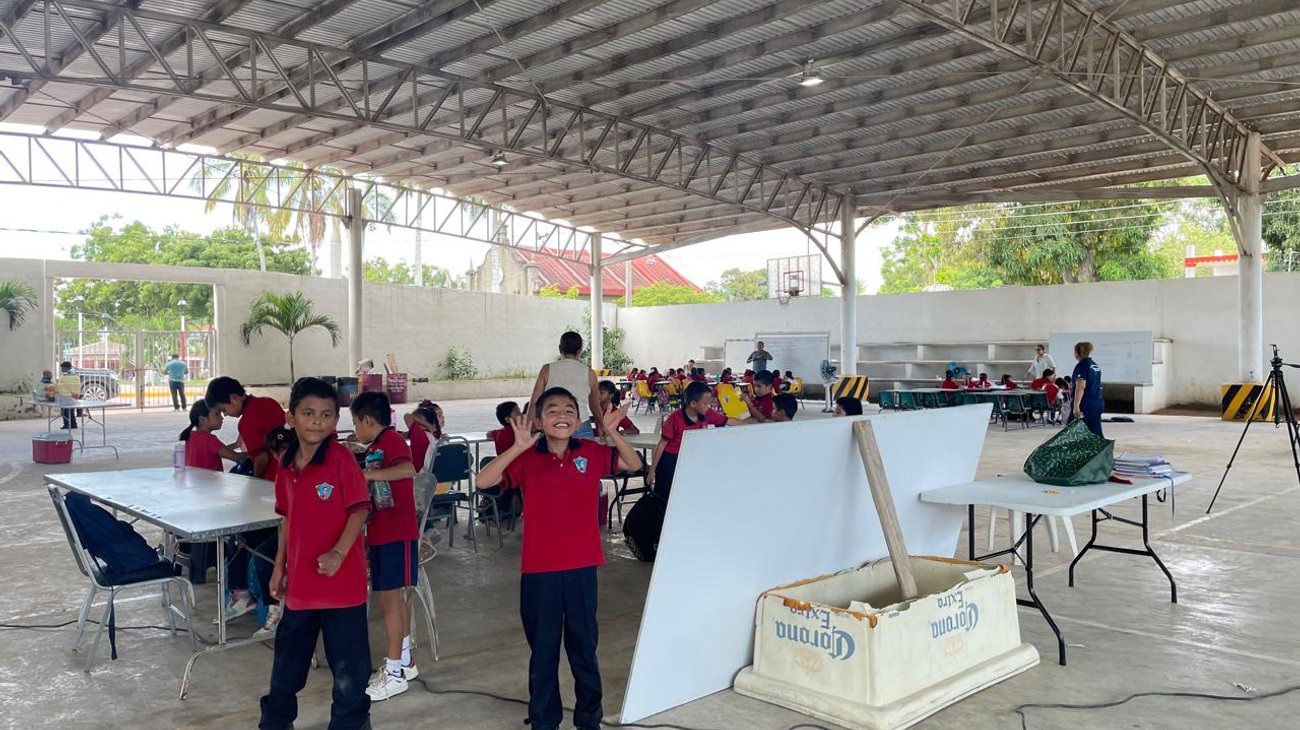 Improvisan aulas en cancha tras cierre de primaria en Veracruz
