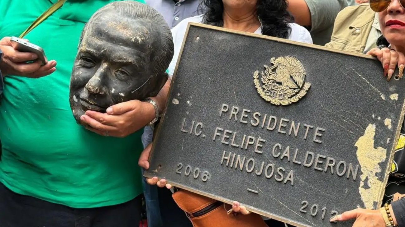 Arrancan la cabeza a estatua de Felipe Calderón en Los Pinos