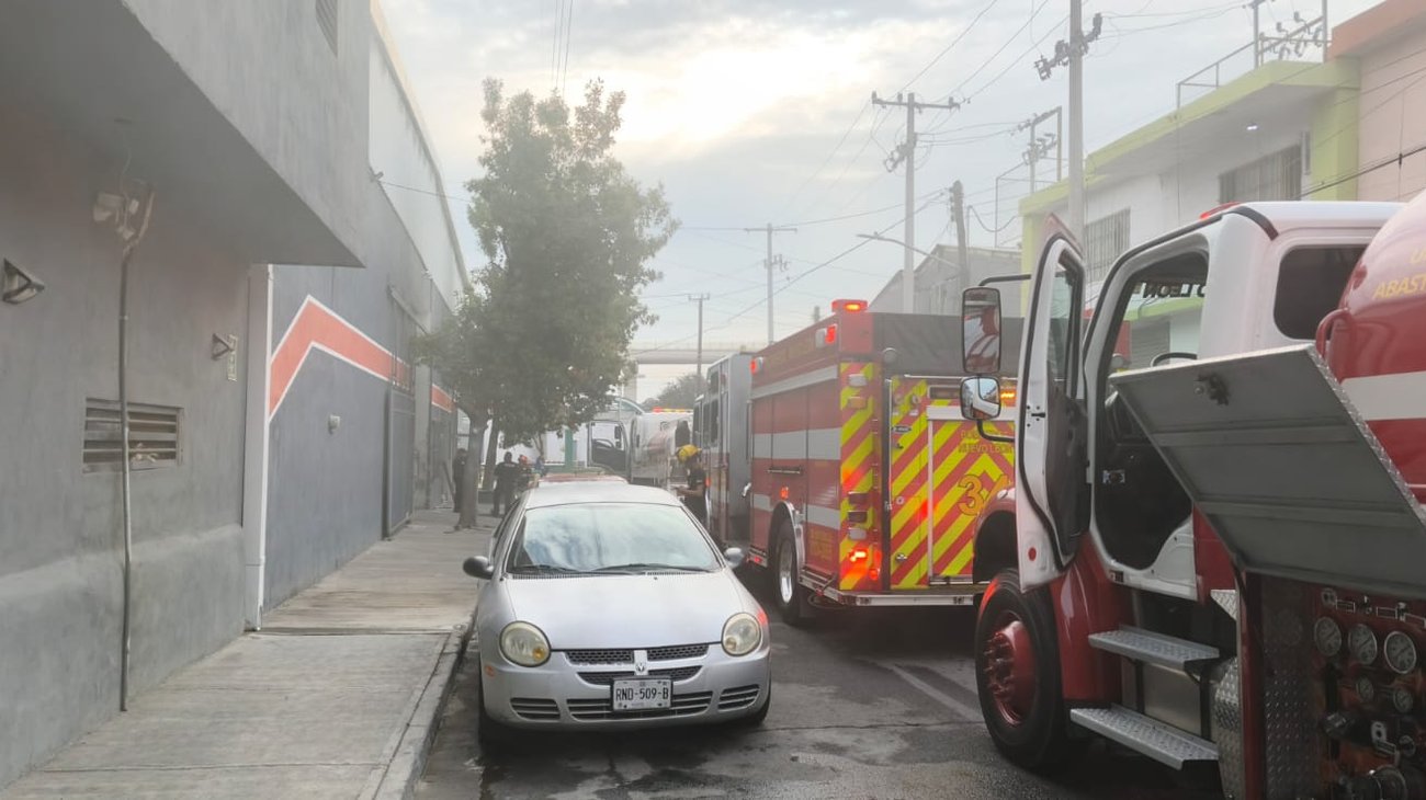 Corto en ventilador causa incendio en bodega en Monterrey