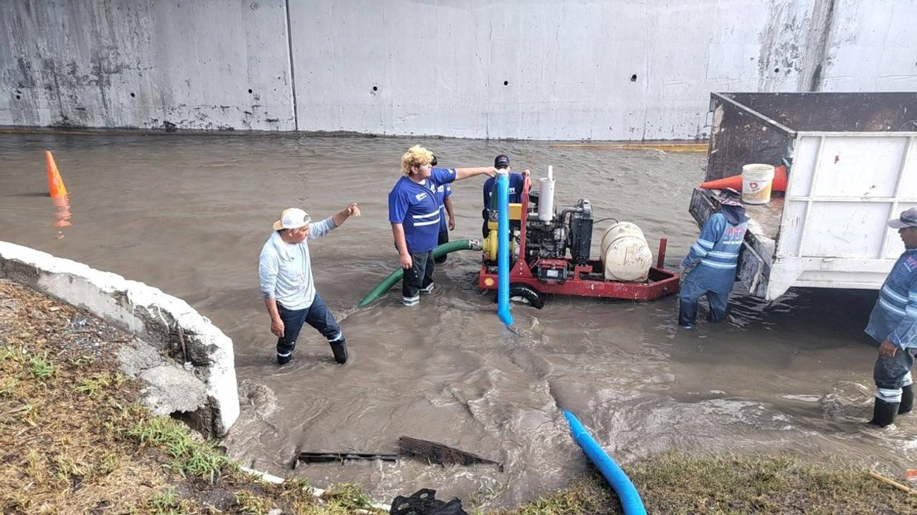 Limpia Monterrey 4 mil 300 rejillas ante pronóstico de lluvias