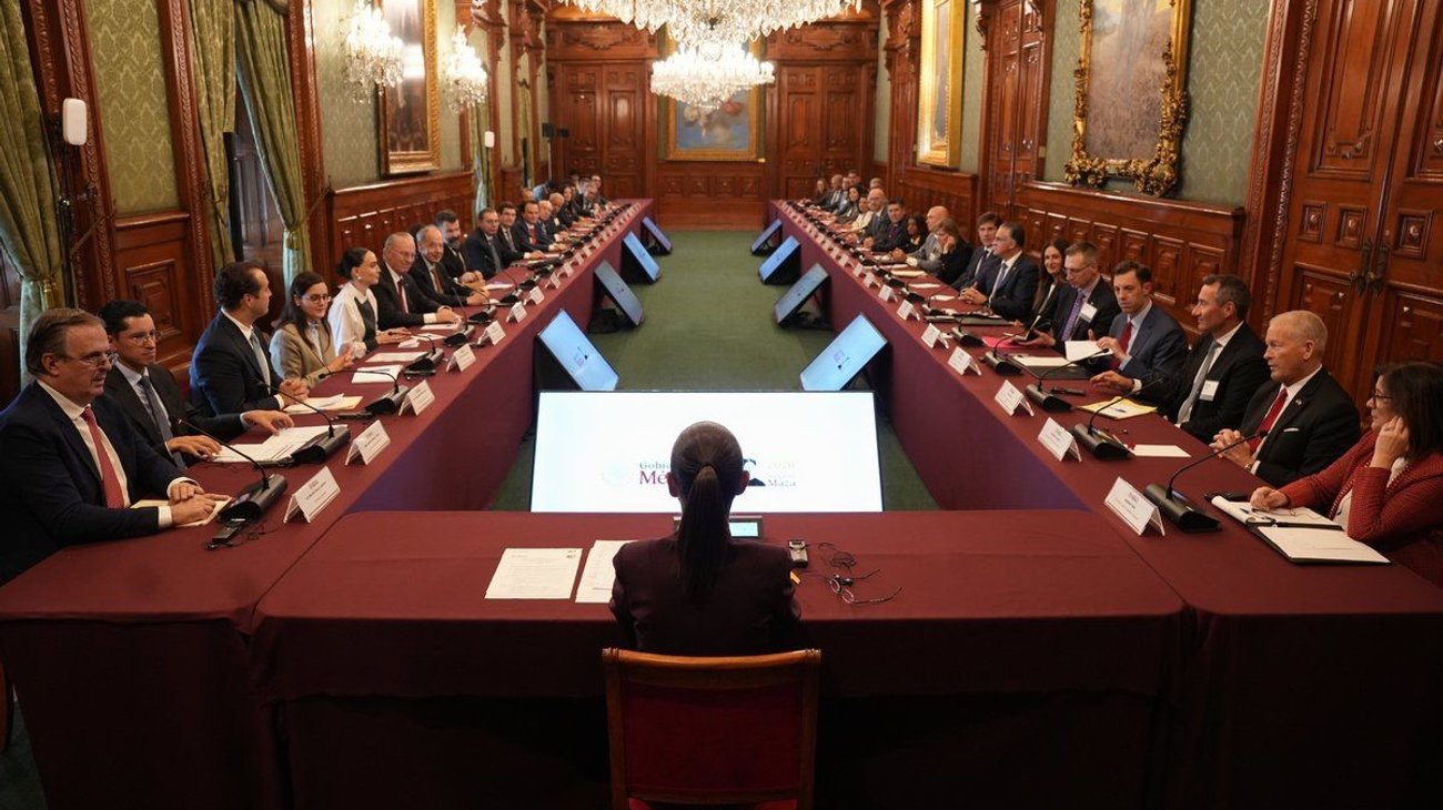 Celebra Sheinbaum reunión con empresarios de EUA en Palacio