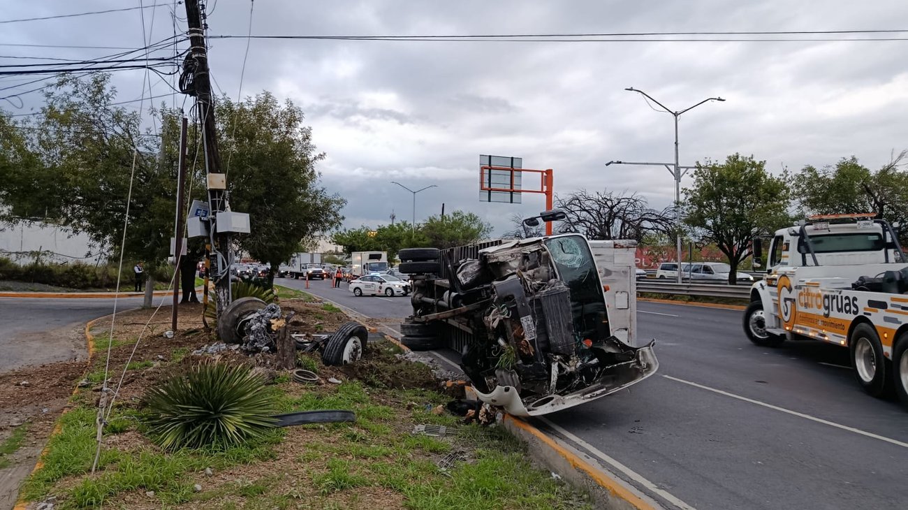 Vuelca tráiler en Miguel de la Madrid y colapsa tráfico