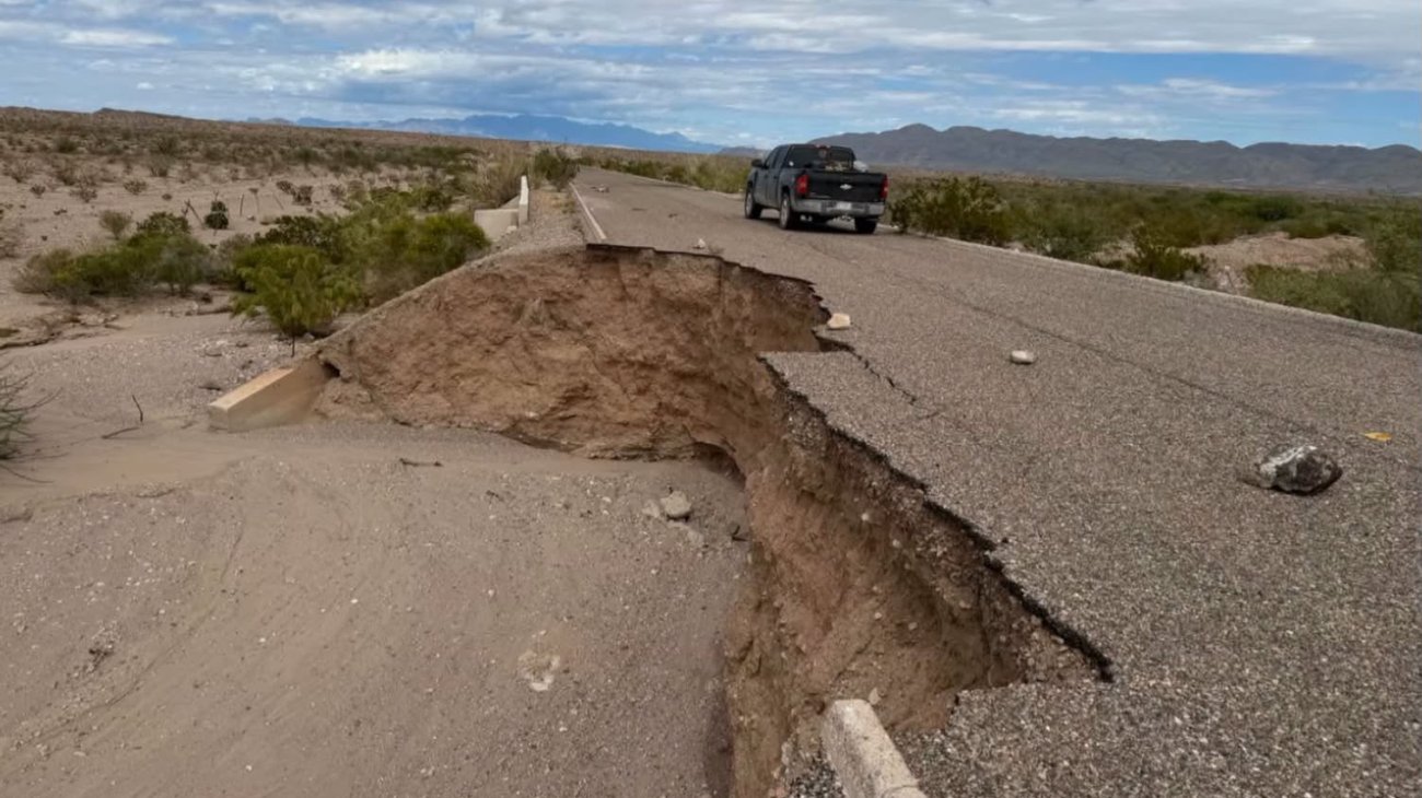 Lluvias destruyen tramo de la carretera Múzquiz-Manuel Benavides