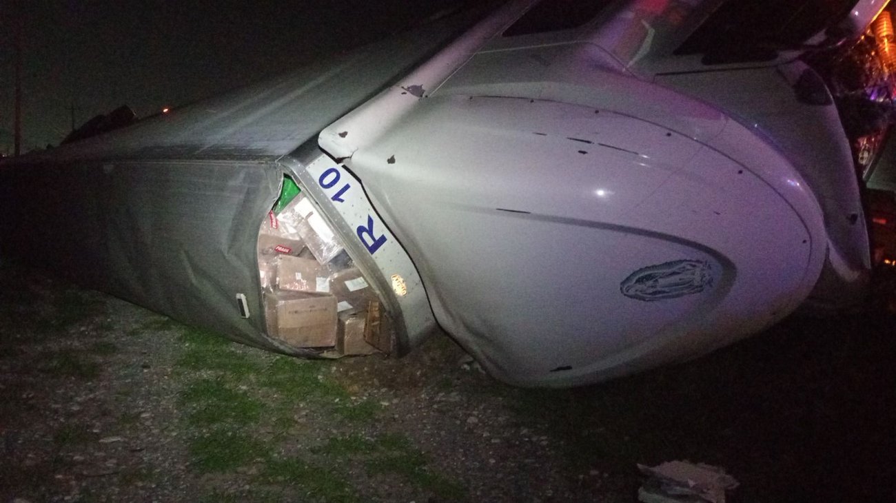 Vuelca tráiler en la autopista a Saltillo en Santa Catarina