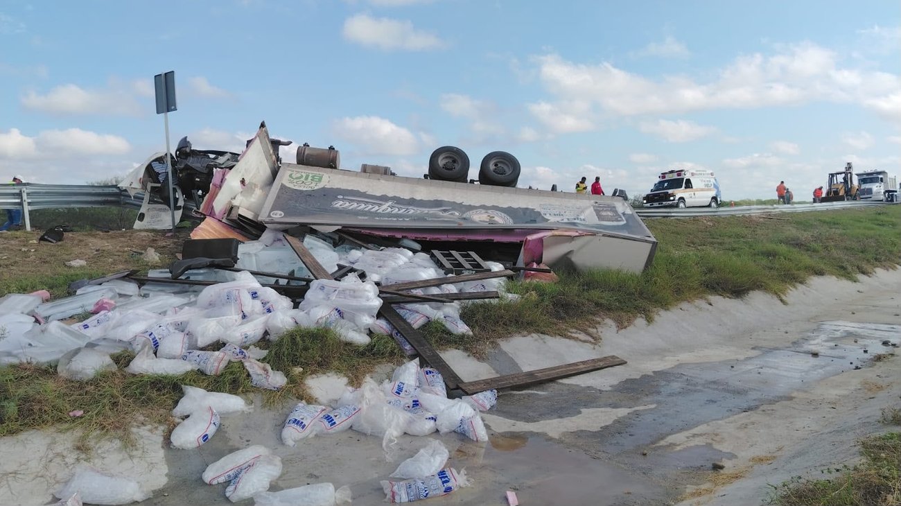 Tráiler cargado con hielo se vuelca sobre la carretera a Reynosa
